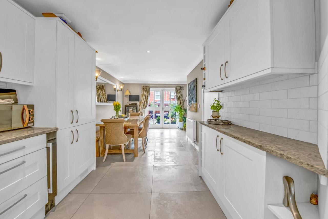 Stylish 3 Bedroom Townhouse For 5 Guests, Set In The Medieval Grid With Off Street Parking Bury St. Edmunds Buitenkant foto